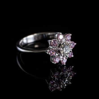 anello-oro-18kt-750-bianco-diamanti-fiore-ajtuscany