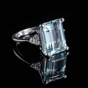 anello-au-acquamarina-diamanti-azzurra-oro-750-18-kt-ajtuscany