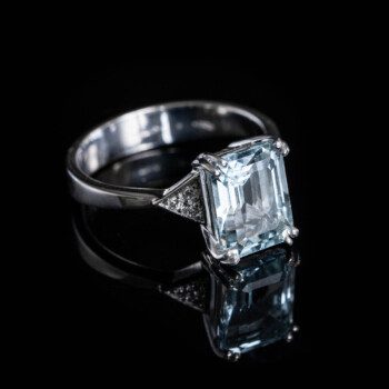 anello-au-aquamarina-quadrata-oro-bianco-pietra-azzurra-diamanti