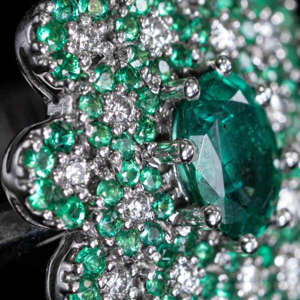 anello-au-smeraldo-smeraldi-diamanti-pavè-oro-750-18kt-fiore-ajtuscany