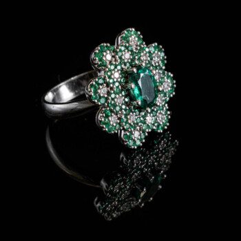 anello-au-smeraldo-smeraldi-diamanti-pavè-oro-750-18kt-fiore-ajtuscany