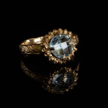 anello-poliziano-dorato-argento-topazio-azzurro-pietra-blu-ajtuscany