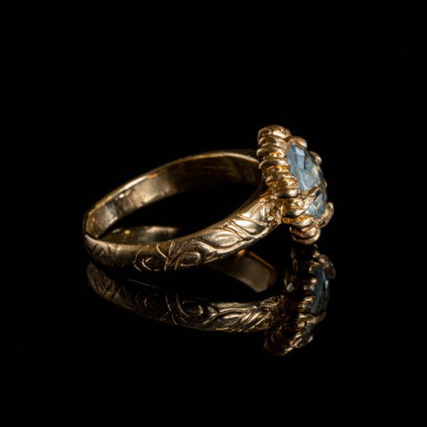 anello-poliziano-dorato-argento-topazio-azzurro-pietra-blu-ajtuscany