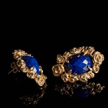Orecchini-blu-pietra-lapis-lapislazzuli-rose-fiori-ajtuscany-dorato