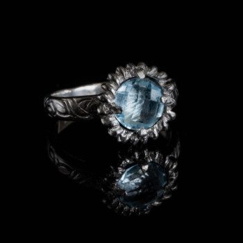 anello-rh-poliziano-topazio-argento-rodio-pietra-azzurra-ajtuscany