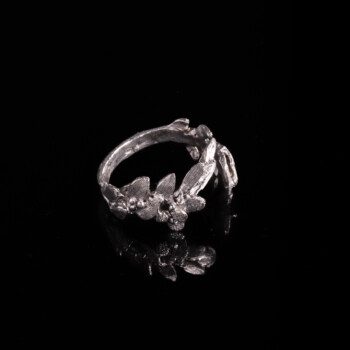 silver-leaves-engraved-ring